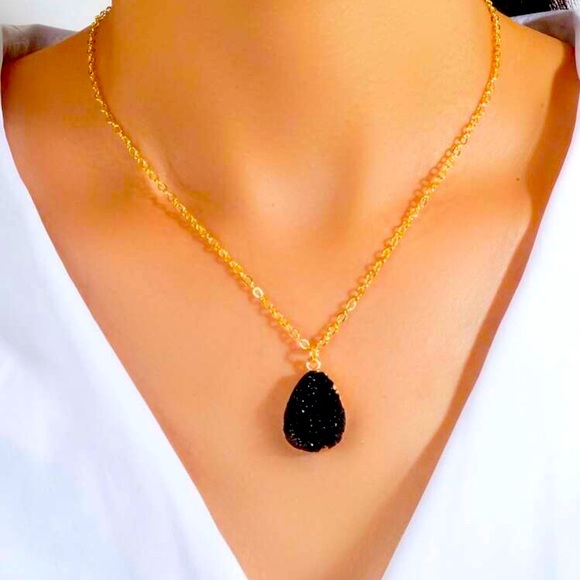 Jewelry - 👑NEW RESIN PENDANT NECKLACE!